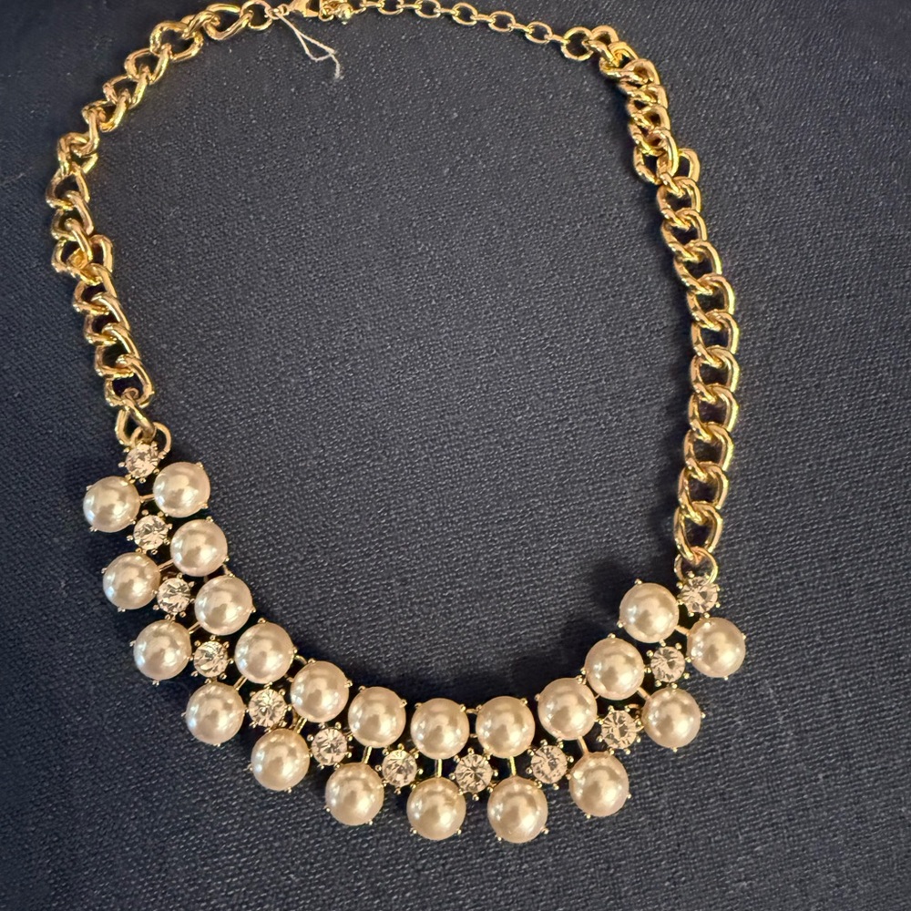 Elegant Gold and Pearl Necklace